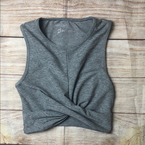 Beyond Yoga Tops - Beyond Yoga x Peleton Heather Gray Twist Crop Top 💚
